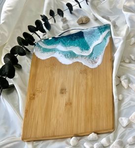 Tabla de cortar de madera y resina hecha a mano de primera calidad con patrón de océano costero perfecta para uso en cocina y restaurante - Product Image 4