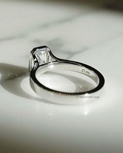 Anillo de compromiso de moissanita minimalista de corte radiante de 1,25 Ct para mujer, conjunto de bisel, anillo de piedras preciosas alargadas de hielo triturado - Product Image 3