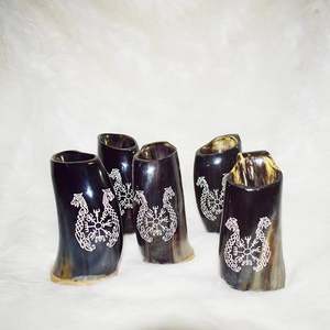 Mug en corne de buffle de style viking, fait à la main avec une finition polie naturelle, pour boire de la bière, de l'eau et du miel, avec logo - Product Image 1