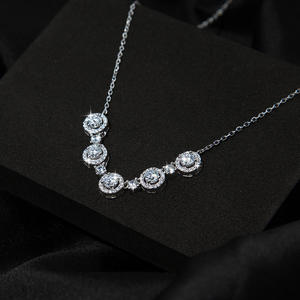 Collar con Colgante Curvo de Halo de Múltiples Piedras de Moissanita de Lujo, Cadena de Clavícula de Plata de Ley 925 para Mujer, Regalo de Cumpleaños - Product Image 4