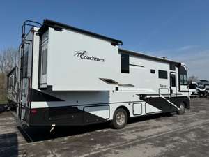 Ahora en venta: Autocaravana Coachmen Pursuit Clase A con motor a gasolina, modelo 31ES, con cama king size extraíble. - Product Image 2