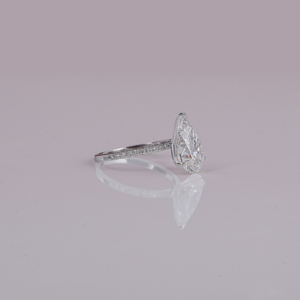 Anillo de compromiso con pavimento clásico certificado IGI Chapado en plata de ley, corte de pera, Diamante cultivado en laboratorio, Diamante de corte de media eternidad - Product Image 6