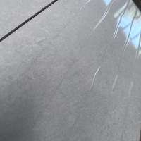 Carreaux muraux en céramique 3D à motif ondulé gris brillant en céramique avec des veines blanches, porcelaine émaillée pour des surfaces modernes élégantes