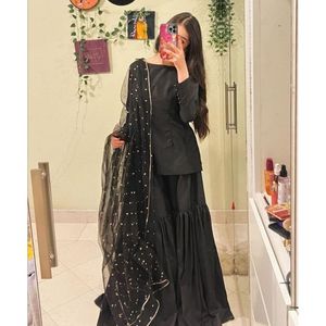 Élégante tenue de soirée noire en organza coupe trapèze avec taille naturelle, col carré, superposition transparente et dupatta Bindi - Product Image 1