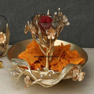 Bol à fruits élégant en forme de pomme en métal pour la cuisine moderne et la table à manger. - Product Image 6