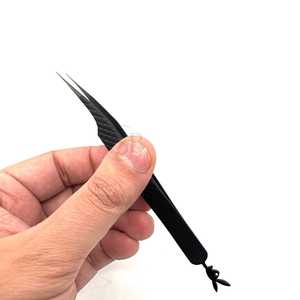 Pinzas Profesionales Rectas con Dije de Bad Bunny, Acabado Negro Mate, Personalizables, de Acero Inoxidable, Instrumentos de Belleza Profesionales - Product Image 4