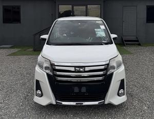 Usado para Noah 2018 2.0L Automático Gasolina Hatchback con Asientos de Cuero, Neumáticos R17, Interior Oscuro - Product Image 2