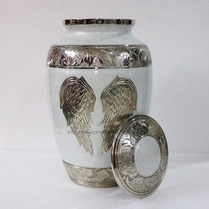 Urnes de crémation ailes d'ange de meilleure qualité pour cendres humaines Urne en cendres en laiton avec ailes gravées Urnes en laiton artisanales avec revêtement en émail - Product Image 5