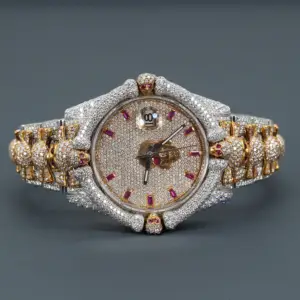 用不锈钢制成的花式珠宝，以硅石钻石为特色，配有冰镇嘻哈独特的男士腕表