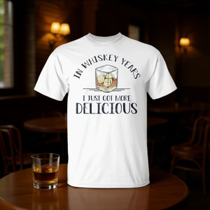 Camiseta 'En los años del whisky, me quedo con más whisky delicioso' - Producto promocional - Product Image 3