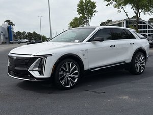 Cadillac LYRIQ électrique de luxe à propulsion arrière, propre et d'occasion, modèle 2024 - Product Image 2
