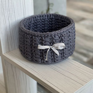 Panier en macramé bleu fait à la main, adorable design en forme d'arc, solution de rangement élégante pour les jouets, décoration de chambre, utilisation sur table, en provenance d'Inde - Product Image 1