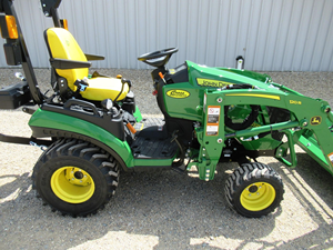 Tractor Subcompacto JD 24HP 4WD Usado y Nuevo con Transmisión Hidrostática, Cargador Frontal, Retroexcavadora y Cortadora de Césped, Modelo 1025R, en Venta - Product Image 6