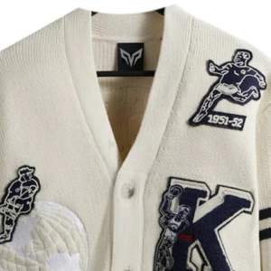 Suéter Cárdigan de Punto Ajustado Personalizado con Apliques, Estilo Casual para Mujer, Logotipo Frontal, Universidad, Colegio, Hermandad, Invierno - Product Image 3