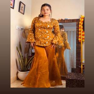 Conjunto de Vestido y Pantalón Plazzo de Tela Moss NC para Mujer VASTRA COTTAGE con Bordado de Lentejuelas, Diseño de Fiesta, Ropa Étnica Festiva - Product Image 2