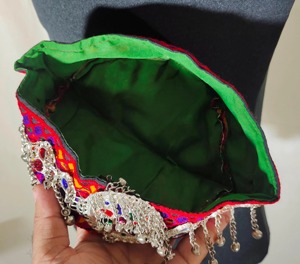 Chapeau traditionnel afghan vintage fait à la main, ethnique, culturel pachtoune, tissu brodé de fleurs, couvre-chef - Product Image 4