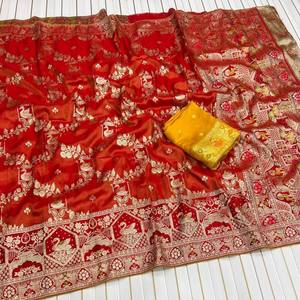 Sari en satin de viscose pur, soie Banarasi, jacquard Jari, avec pallu riche et chemisier contrasté, teint à la main, tissage traditionnel de qualité supérieure - Product Image 2