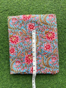 ผ้าฝ้ายพิมพ์ลายดอกไม้แบบแฮนด์บล็อกจากอินเดีย ขายส่งจำนวนมาก เหมาะสำหรับตัดเย็บเสื้อผ้าเด็กผู้หญิงและทำกระเป๋า - Product Image 6