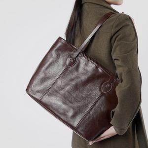 OEM haute qualité femmes mode 2025 cuir de vachette véritable Simple grande capacité sac fourre-tout à bandoulière en gros logo de couleur personnalisé - Product Image 6