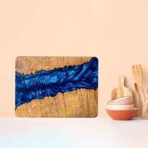 La mejor tabla de cortar cuadrada de madera con mango de 12mm de espesor, duradera y sostenible, apta para lavavajillas de Crescent Crafts - Product Image 1