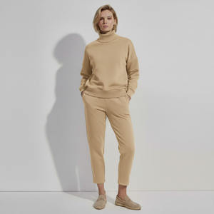 Conjunto de sudadera y Jogger de cuello alto personalizado para mujer - Product Image 5