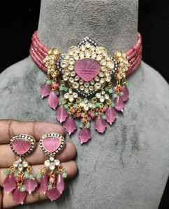 Ensemble de collier et de boucles d'oreilles en or plaqué Polki Kundan à la mode, bijoux en laiton élégants pour les mariages, les anniversaires, les fêtes et les célébrations - Product Image 5