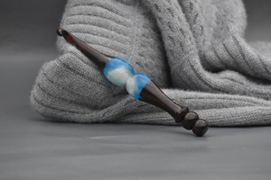 Gancho de ganchillo de resina epoxi de palisandro hecho a mano, agarre suave ergonómico para tejer y ganchillo - Product Image 2