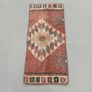 Petit tapis turc 1,3x3,3 pi (40x100 cm), tapis persan en laine rouge vintage - Product Image 1