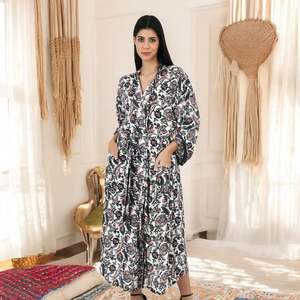 Conjunto de Kimono y Camiseta de Seda con Estampado Floral para Mujer, Talla Única, Blanco y Negro, Traje de Baño - Product Image 3