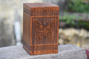 Urne funéraire en bois de Sheesham gravée papillon souvenir commémoratif fait à la main pour les cendres adultes urnes funéraires pour femmes - Product Image 4