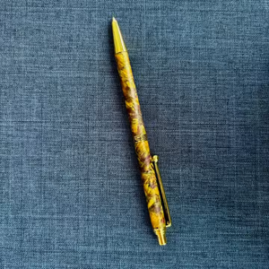 Crayon à café de luxe fabriqué à la main avec accents en laiton lisse et texture de bois unique - Product Image 1