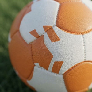 Mini ballon de football moderne de haute qualité - Durable et léger pour l'entraînement au football, les jeux en plein air, les activités sportives scolaires - Product Image 6
