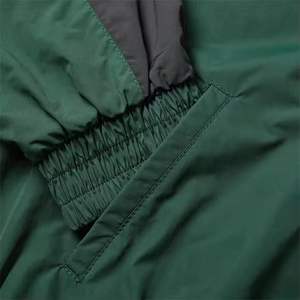 Ensemble de survêtement streetwear personnalisé 2 pièces en microfibre satinée brodée, coupe-vent à séchage rapide, veste courte et pantalon cargo zippé pour l'automne - Product Image 5