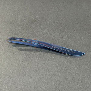 Pinzas para Cejas de Acero Inoxidable con Punta Inclinada Gris, Diseño de Lujo Ligero y Personalizado, Más Vendidas - Product Image 1