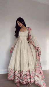 Último Modelo de Anarkali Indio con Bordado de Encaje y Estampado Floral, 100% Seda, Conjunto de 3 Piezas para Mujer, Estilo Casual y Eterno de Georgette - Product Image 3
