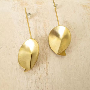 Pendientes de oro abstractos modernos grandes hechos a mano, diseño vanguardista escultórico largo, acabado mate en latón dorado y plata de ley - Product Image 1