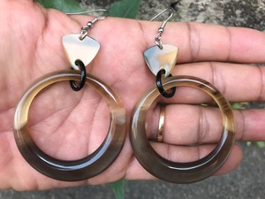 Boucles d'oreilles luxueuses en corne plaquée or avec des motifs uniques pour des occasions spéciales - Product Image 5