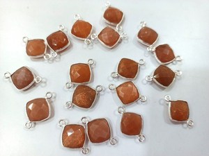 Natural Peach Moonstone Cojín Forma 10mm Briolette conector Bisel Encantos - Product Image 4