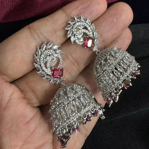 CONJUNTO DE PENDIENTES ESTILO CLÁSICO DE DIAMANTE AMERICANO PARA BODAS CONJUNTO DE PENDIENTES ESTILO CLÁSICO DE MODA PARA MUJER Y NIÑA - Product Image 1