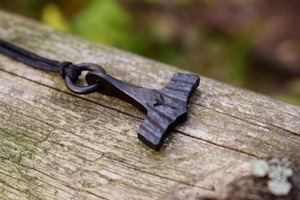 Colgante pequeño de martillo de Thor de hierro negro forjado, runas vikingas personalizadas, se vende con cuero de Reno - Product Image 5