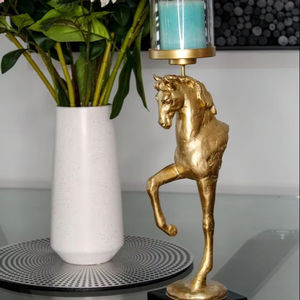 Bougeoir en métal de style classique cheval, avec sculptures complexes, personnalisable pour maisons vintage, événements culturels, Noël, Pâques, usage quotidien - Product Image 1