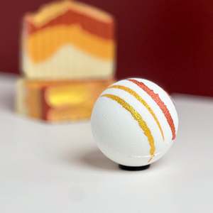 Boule de bain effervescente au cidre, faite main, biologique, relaxante et hydratante, pour spa et usage domestique, aux senteurs Lait, Rose, Lavande, Noix de coco - Product Image 1