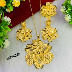 ชุดเครื่องประดับชุบทองสำหรับผู้หญิง - สร้อยคอจี้รูปดอกไม้พร้อมกล่อง สำหรับงานแต่งงานและงานปาร์ตี้ สไตล์คลาสสิก - Product Image 4