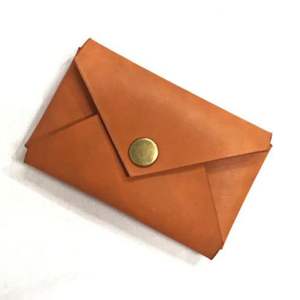 Hecho a mano con cuero de grano completo Premium, este tarjetero minimalista es una mezcla perfecta de elegancia y simplicidad - Product Image 1