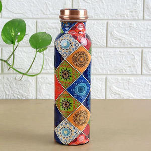Nuevo precio de fábrica hecho a mano indio 2L botella de agua de cobre puro para gimnasio Yoga New Look diseño impreso al por mayor - Product Image 4