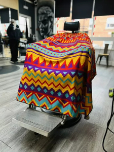 Capa de Barbero Profesional para Hombre, Impermeable, de Poliéster Antiestático, con Broches, Logotipo y Talla Personalizables - Product Image 3