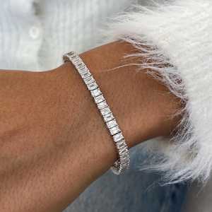 Exquisita Pulsera de Diamantes con Corte Esmeralda de 9.26 Ct, VS1, Certificado IGI, Oro Blanco de 14K, Engaste de Laboratorio, Joyería de Lujo para Regalo - Product Image 1