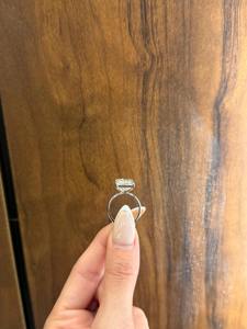 Anillo de Compromiso Solitario con Diamante Cultivado en Laboratorio de Corte Radiante de 8.00 Quilates, F VVS1 VVS2, Certificado IGI, Oro Blanco de 18k - Product Image 2