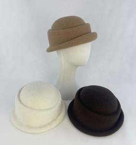 Chapeaux Bob en Laine Tricotés Personnalisés pour Femmes – Modèles Peintre Tendance et Colorés - Product Image 3