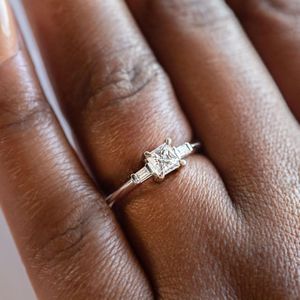 Anillo de compromiso de tres piedras con diamantes de corte princesa para mujer - Product Image 2